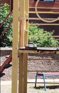 Сомнительное устройство на детской площадке оказалось игрушкой