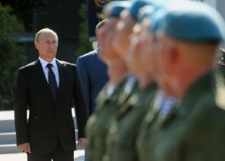 Путин поздравил российских десантников с Днем ВДВ и отметил их героизм